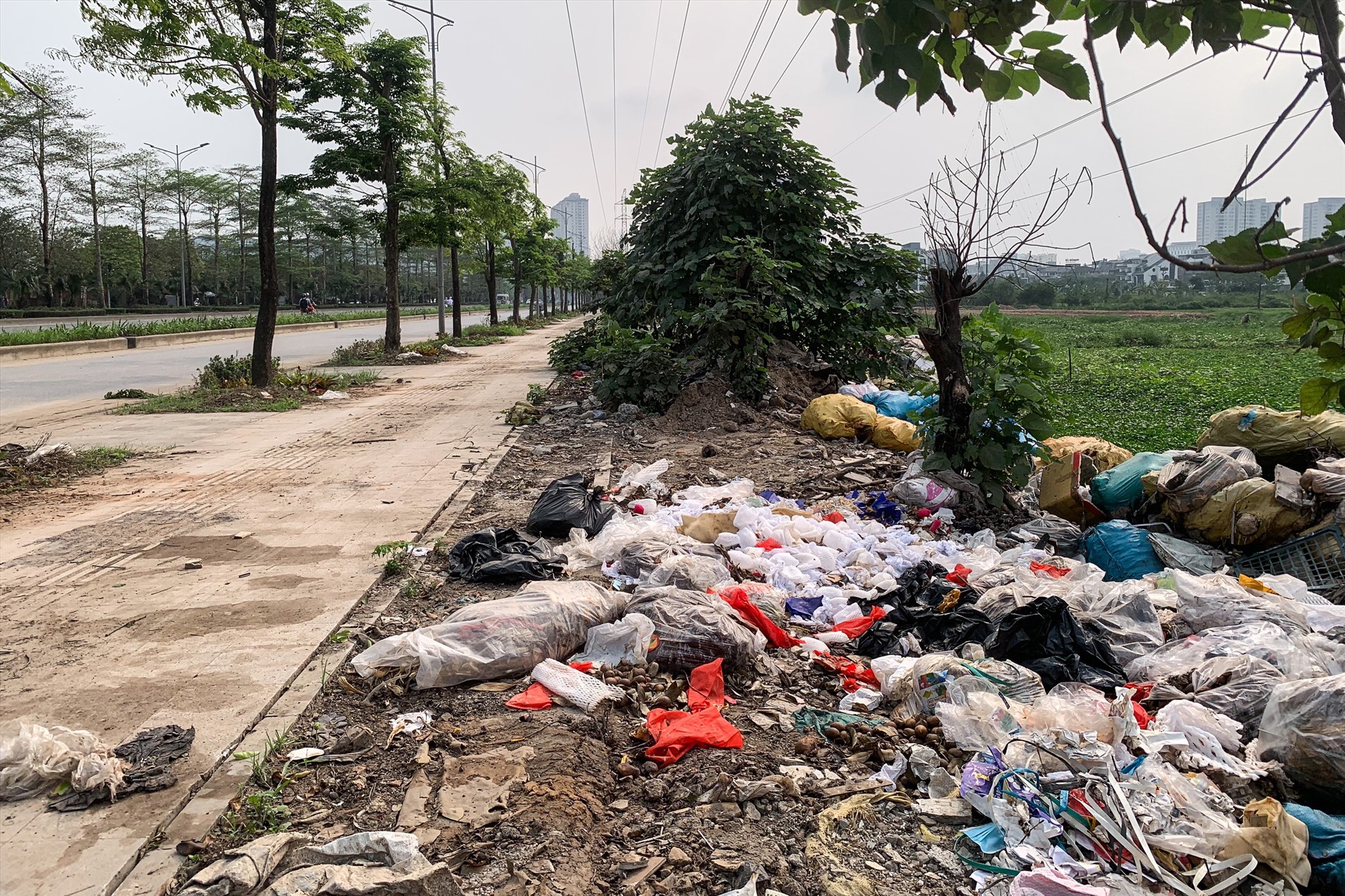 Tình trạng đổ trộm rác rác thải, phế thải, vật liệu xây dựng được đổ một cách tràn lan gây ô nhiễm môi trường, làm mất mỹ quan đô thị.