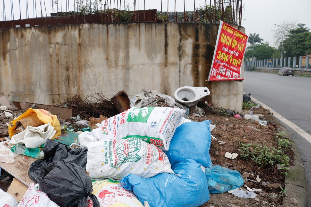 Bãi rác tự phát tại cầu vượt bỏ hoang trên dường đại lộ Chu Văn An. Ảnh: Thu Hiền