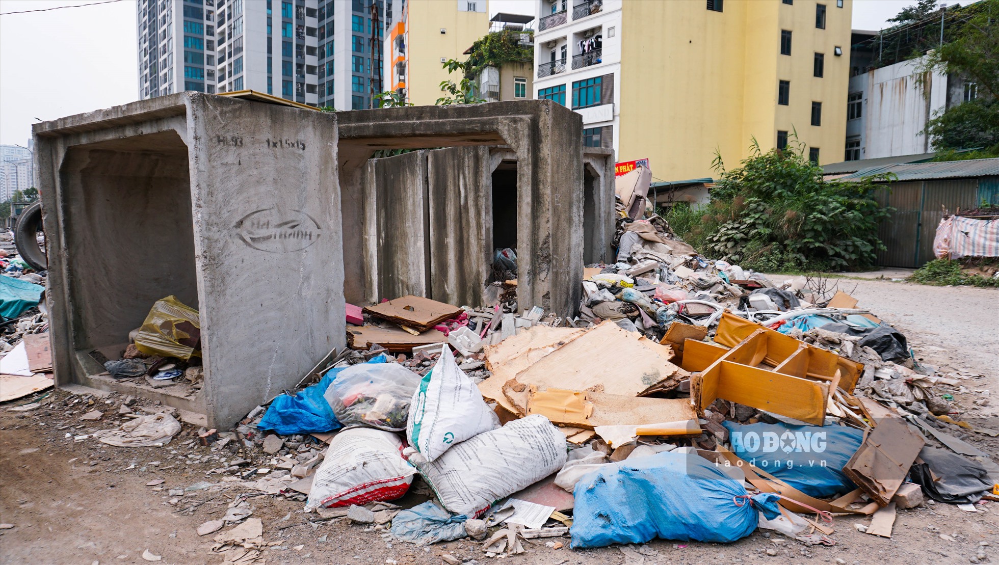 Tại ngã tư Lê Đức Thọ đi sâu vào khoảng 200m, rác thải được vứt bừa bãi tại các ụ bê tông của dự án