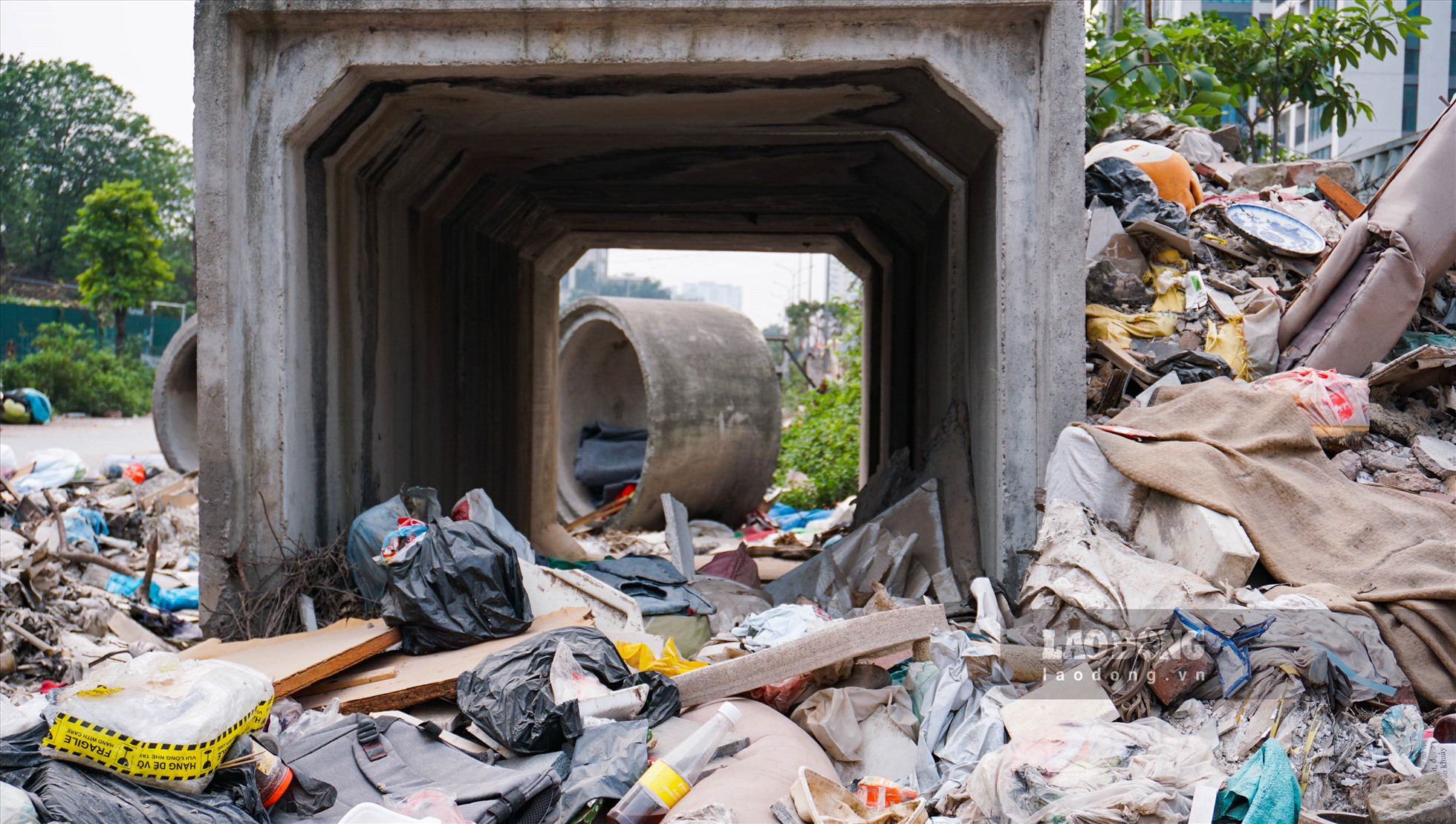 Tại ngã tư Lê Đức Thọ đi sâu vào khoảng 200m, rác thải được vứt bừa bãi tại các ụ bê tông của dự án