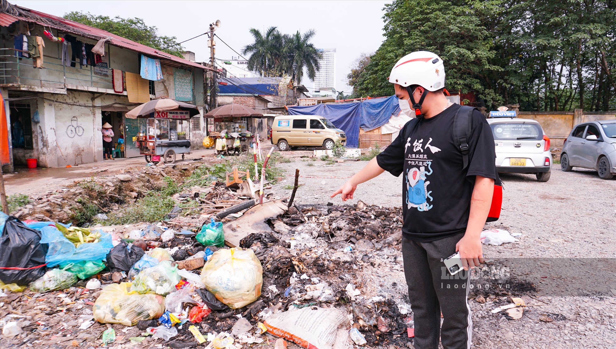 Bạn Mai Văn Toàn (quận Tây Hồ, Hà Nội) cho biết: ” Mỗi ngày đi làm về qua đây mình đều phải đi qua khu vực bãi rác này. Có những hôm người dân tự ý đốt rác đốt tạo thành những cột khói đen với mùi khó chịu khiến mình cảm thấy vô cùng khó chịu“.