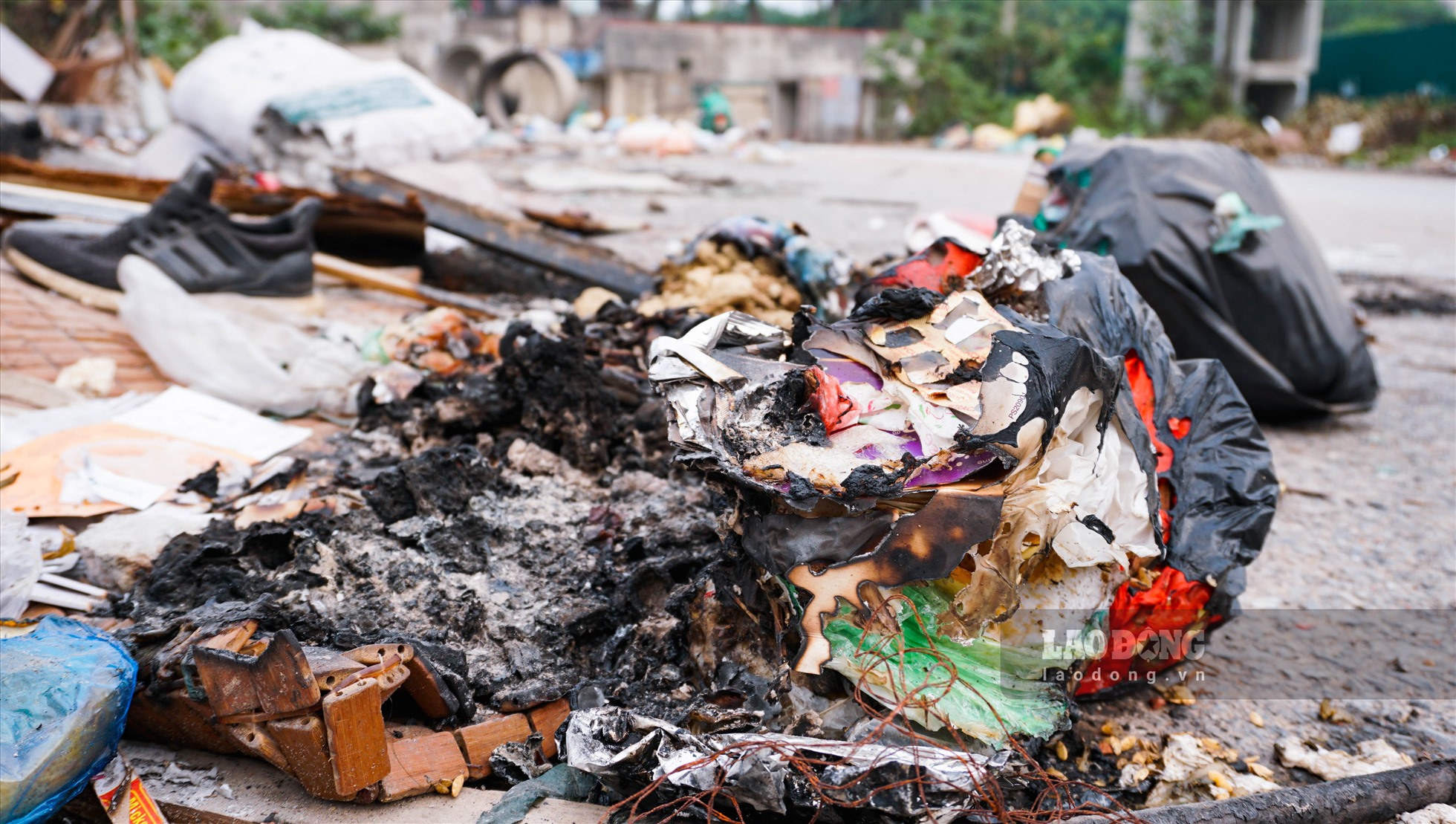 Tình trạng đốt rác thải cũng xảy ra thường xuyên tại đây. Khói bụi đi kèm với mùi hôi nồng nặc từ việc đốt rác khiến môi trường tại đây bị ô nhiễm trầm trọng. Điều này, ảnh hưởng trực tiếp đến sức khỏe của người dân sống quanh khu vực.
