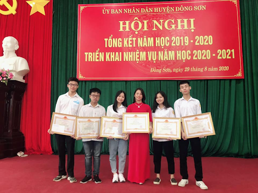 Cô Nguyễn Thị Hồng Hường- giáo viên trường THPT Đông Sơn 1 cùng học sinh. Ảnh: Nhân vật cung cấp