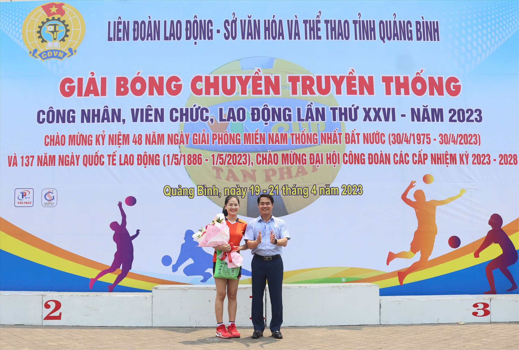 Ban tổ chức còn trao giải hoa khôi cho VĐV Nguyễn Thị Diệu Hằng. Ảnh: Xuân Hạnh