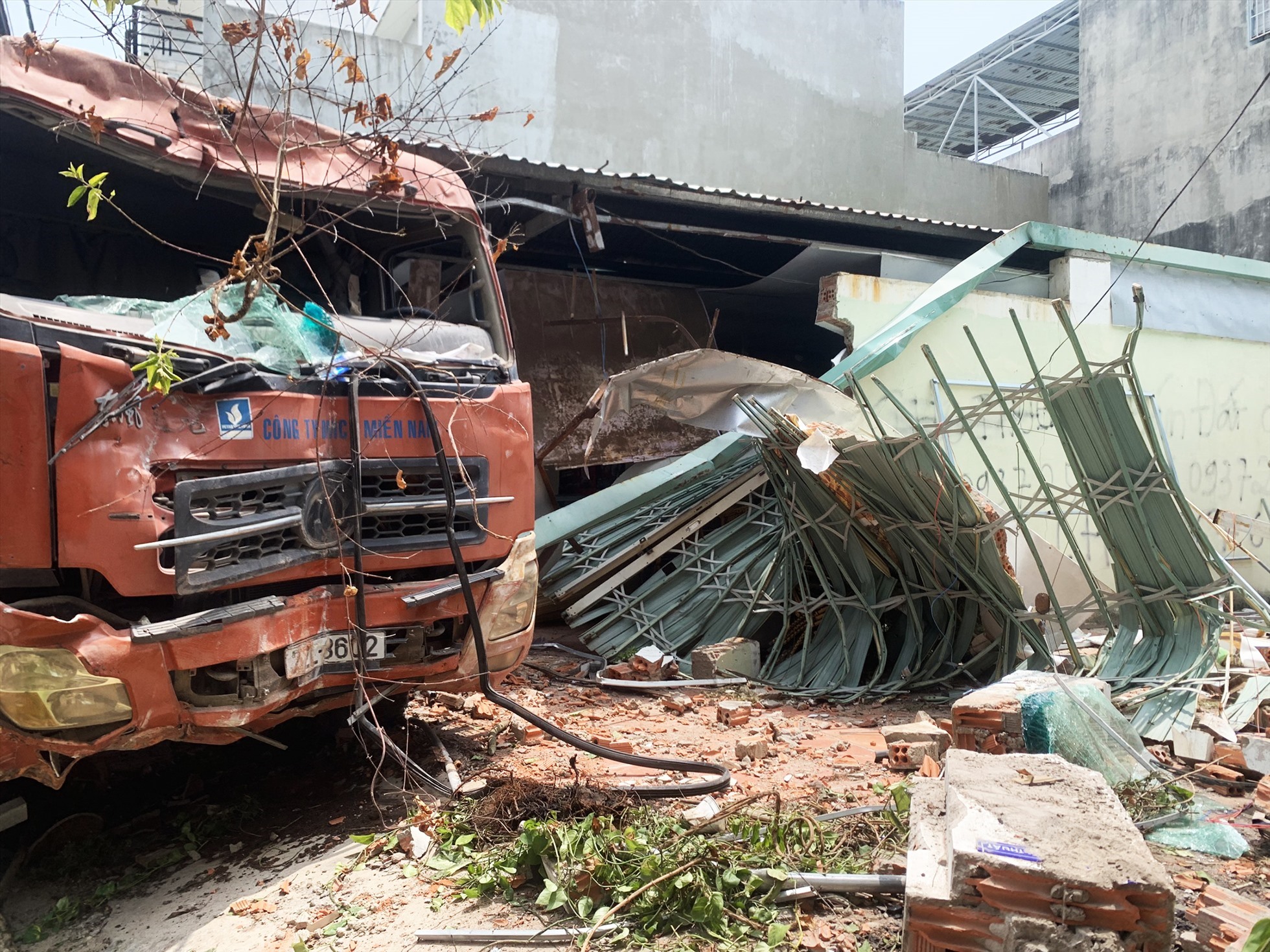 Hiện trường tài xế say rượu lái xe tải tông sập 2 nhà dân tại Bà Rịa - Vũng Tàu ngày 18.4.2023. Ảnh: Công an cung cấp/LDO