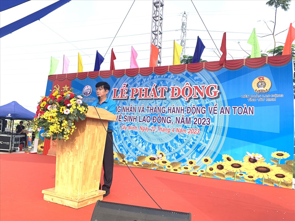 Đ/c Trần Lê Duy – Chủ tịch Liên đoàn Lao động tỉnh phát động Tháng Công nhân và Tháng hành động về An toàn, vệ sinh lao động năm 2023.