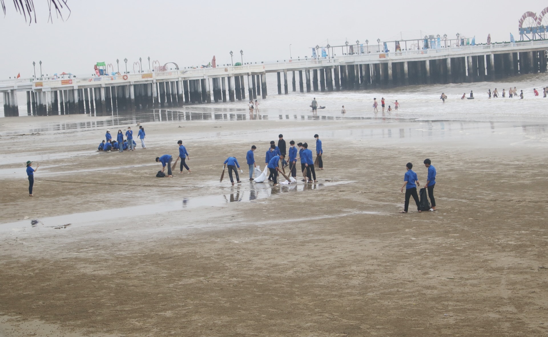 Theo ghi nhận sau phản ánh của Lao Động, trong ngày 23.4, huyện Hoằng Hóa đã huy động hàng trăm thanh niên tình nguyện đến dọc bờ biển Hải Tiến để dọn rác thải. Ảnh: Quách Du