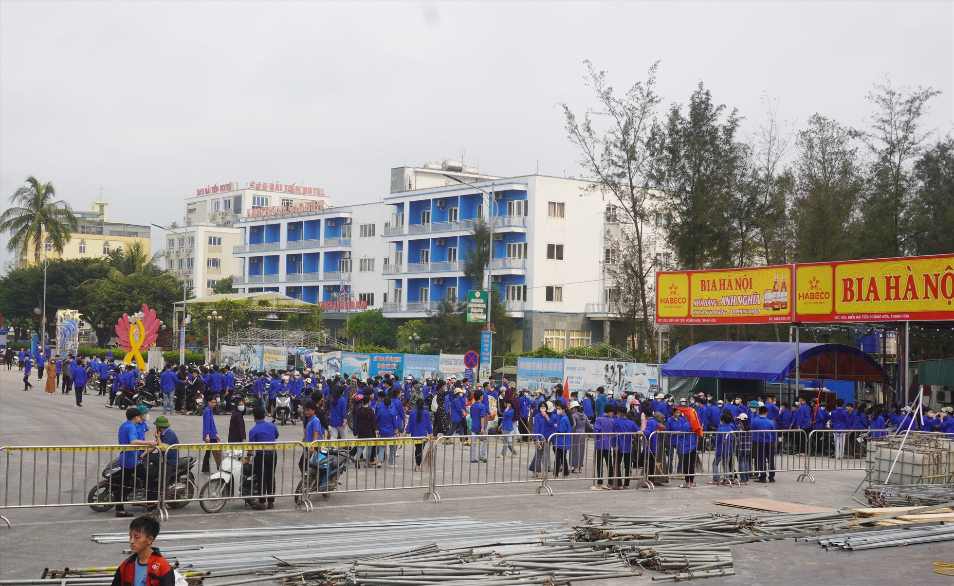 Theo ghi nhận sau phản ánh của Lao Động, trong ngày 23.4, huyện Hoằng Hóa đã huy động hàng trăm thanh niên tình nguyện đến dọc bờ biển Hải Tiến để dọn rác thải. Ảnh: Quách Du
