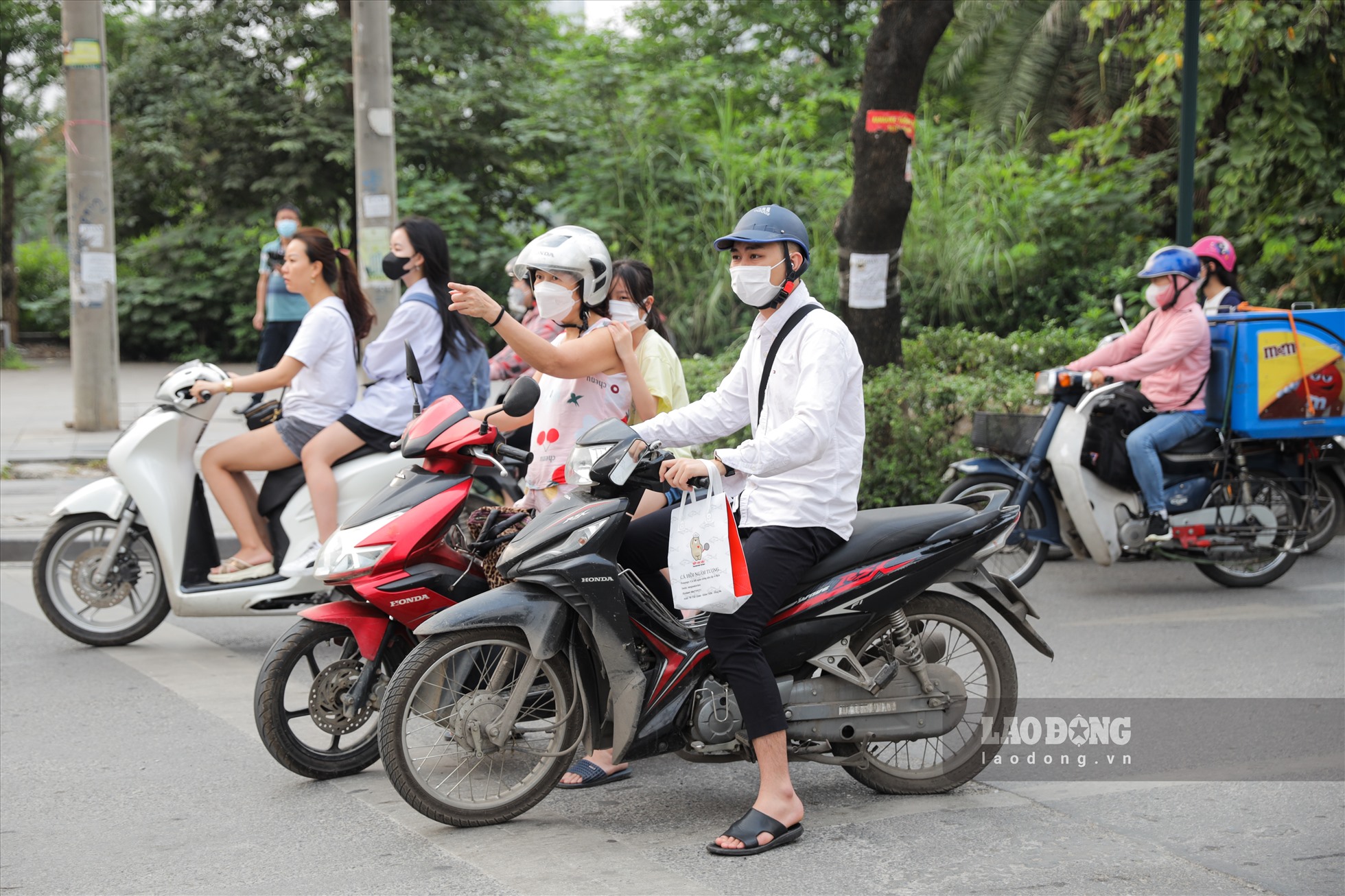 Nhiều phương tiện vô tư dừng giữa đường thắc mắc về việc không còn được rẽ trái sang Hồ Tùng Mậu, mặc dù biển cấm được đặt ngay dưới cột đèn giao thông.