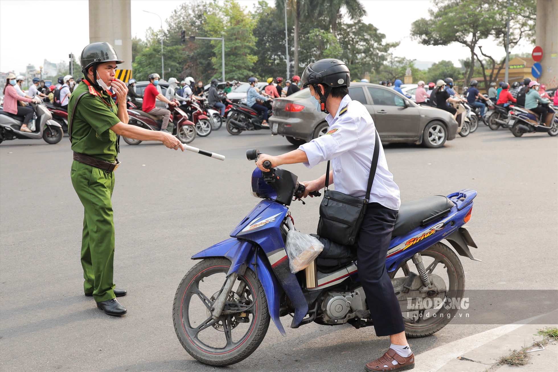 Lực lượng chức năng phải liên tục nhắc nhở và yêu cầu người dân đi theo đúng biển chỉ dẫn.