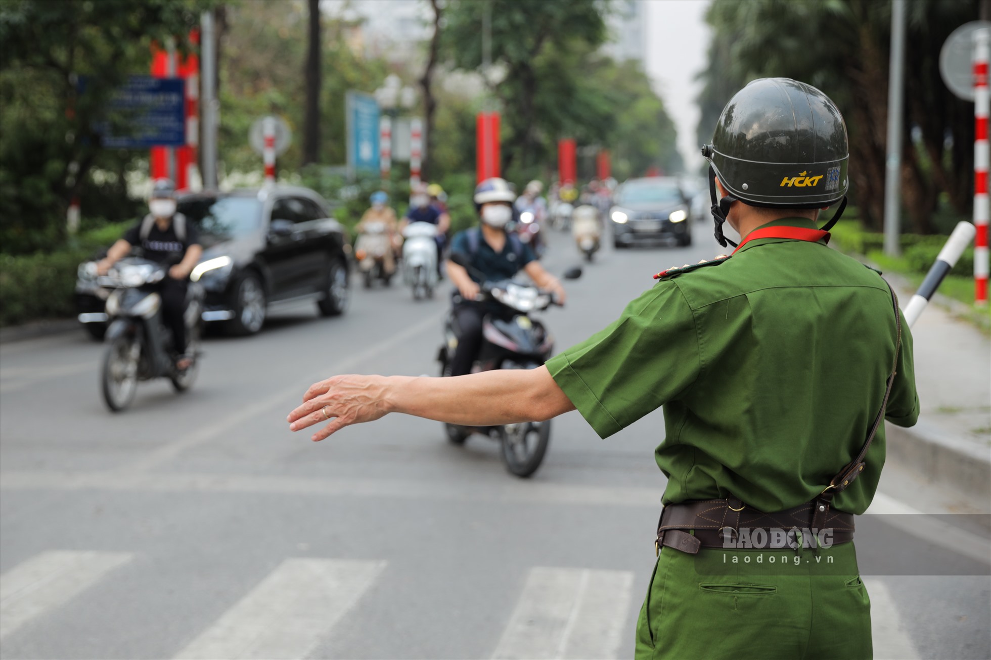 “2 ngày cuối tuần vừa rồi mình không để ý thông tin trên báo chí nên sáng nay đi qua cũng khá bất ngờ. Phải đến khi để ý các biển báo dọc đường mới biết có sự điều chỉnh này.” - anh Ngọc Tuấn (Nam Từ Liêm, Hà Nội) cho hay.