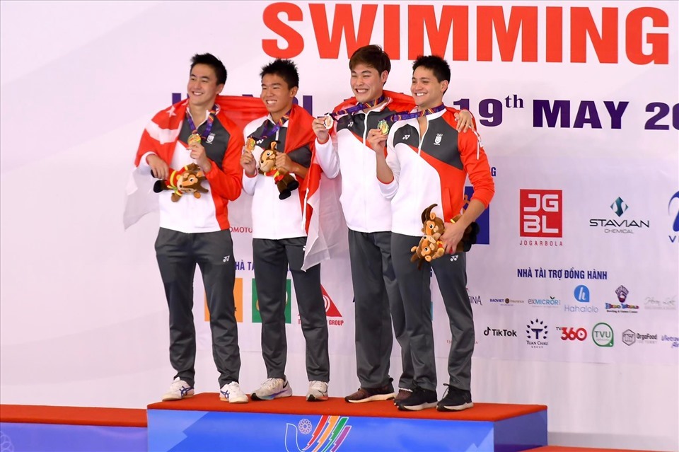 Joseph Schooling (ngoài cùng bên phải) cùng tuyển bơi Singapore đoạt huy chương vàng nội dung tiếp sức 4x100m hỗn hợp. Ảnh: Minh Hiếu