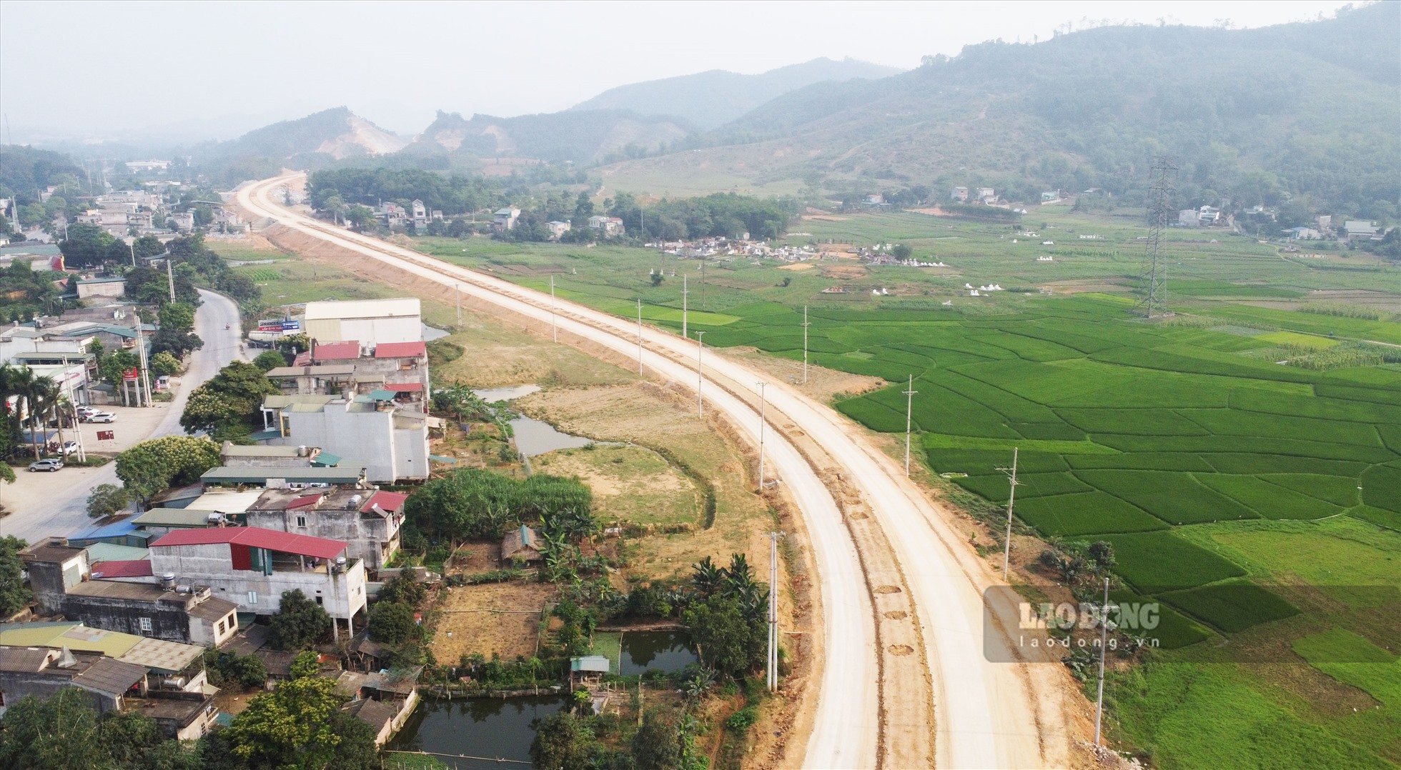 Cao tốc Tuyên Quang - Phú Thọ có chiều dài 40,2 km kết nối với nút giao IC9 của cao tốc Nội Bài - Lào Cai, dự án có tổng mức đầu tư giai đoạn 1 hơn 3.700 tỉ đồng với 2 làn xe, vận tốc 80km/h. Theo yêu cầu của Thủ tướng dự án này đang được điều chỉnh để triển khai ngay giai đoạn 2 trong năm 2023 với 4 làn xe, vận tốc 120km/h.