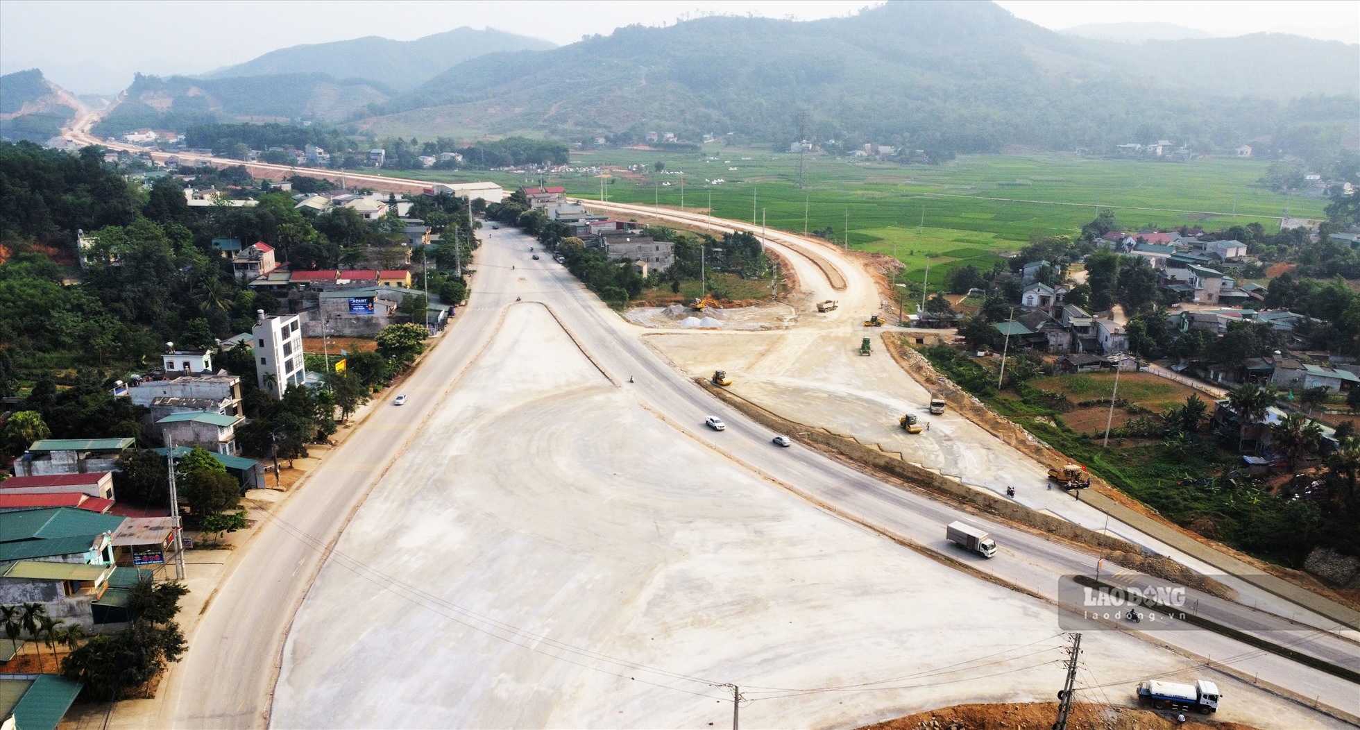 Điểm đầu dự án Cao tốc Tuyên Quang - Phú Thọ kết nối với cao tốc Nội Bài - Lào Cai tại xã Lưỡng Vượng (TP Tuyên Quang) hiện đã hoàn thành việc trải đá base. Trên đoạn tuyến đi qua địa bàn tỉnh Tuyên Quang đã cơ bản hoàn thành phần việc đào đắp.