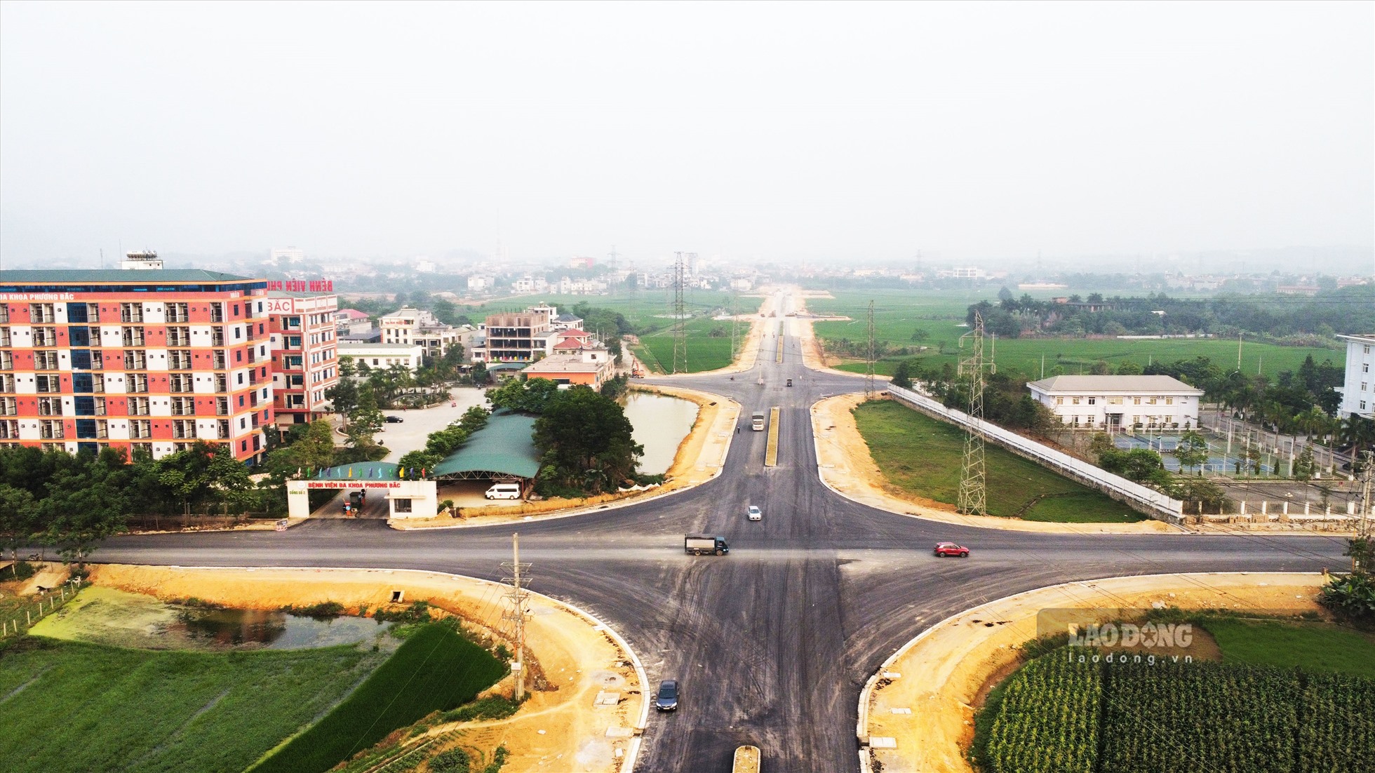 Dự án đường trục phát triển đô thị từ thành phố Tuyên Quang đi trung tâm huyện Yên Sơn với tổng chiều dài hơn 10 km cũng đang gấp rút hoàn thiện. Đây là một công trình giao thông quan trọng từng bước hoàn thiện hệ thống giao thông đồng bộ theo quy hoạch mạng lưới giao thông tỉnh Tuyên Quang đến năm 2030.