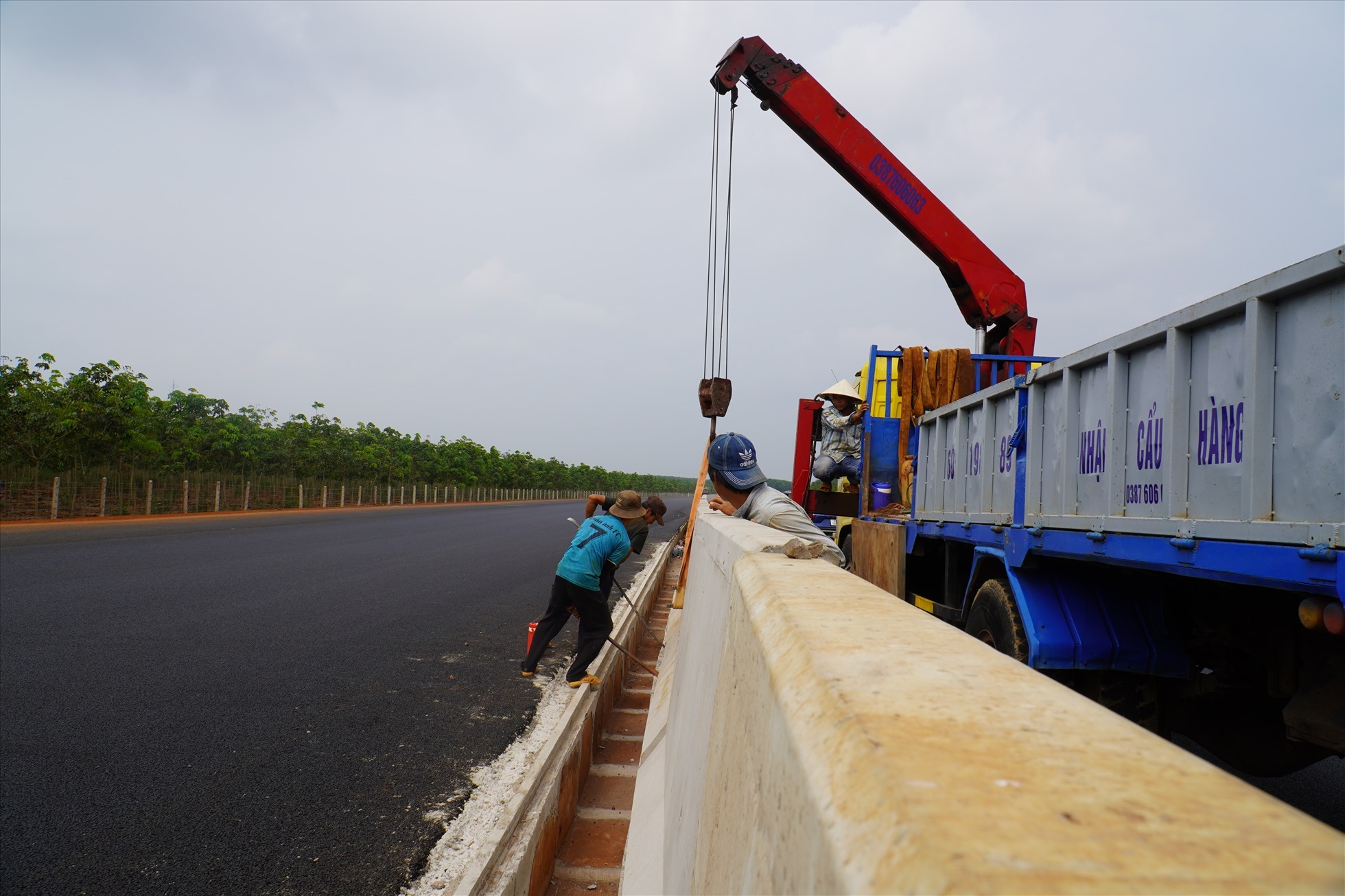 Những đoạn cuối cùng của hệ thống dải phân cách cũng đang được thi công hoàn thiện tại gói XL04 của tuyến cao tốc Phan Thiết - Dầu Giây, đoạn qua tỉnh Đồng Nai.