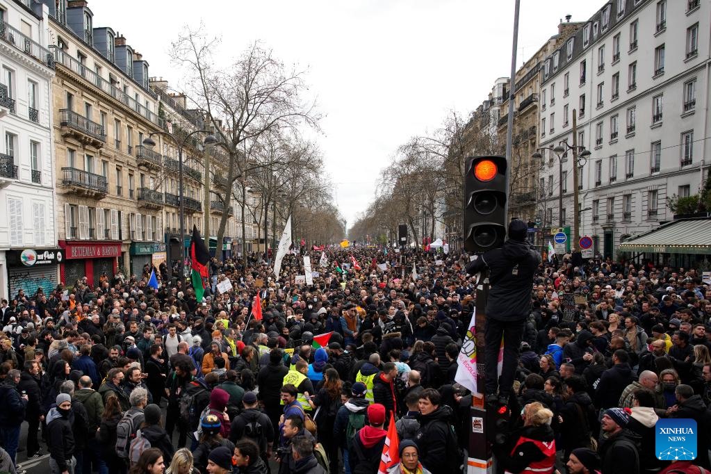 Biểu tình phản đối tăng tuổi nghỉ hưu ở Paris, Pháp, ngày 23.3.2023. Ảnh: Xinhua