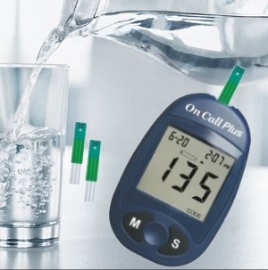 Nhiều người cho rằng việc uống nước sau ăn sẽ làm tăng đường huyết ở bệnh nhân tiểu đường. Ảnh đồ họa: Tuệ Nhi