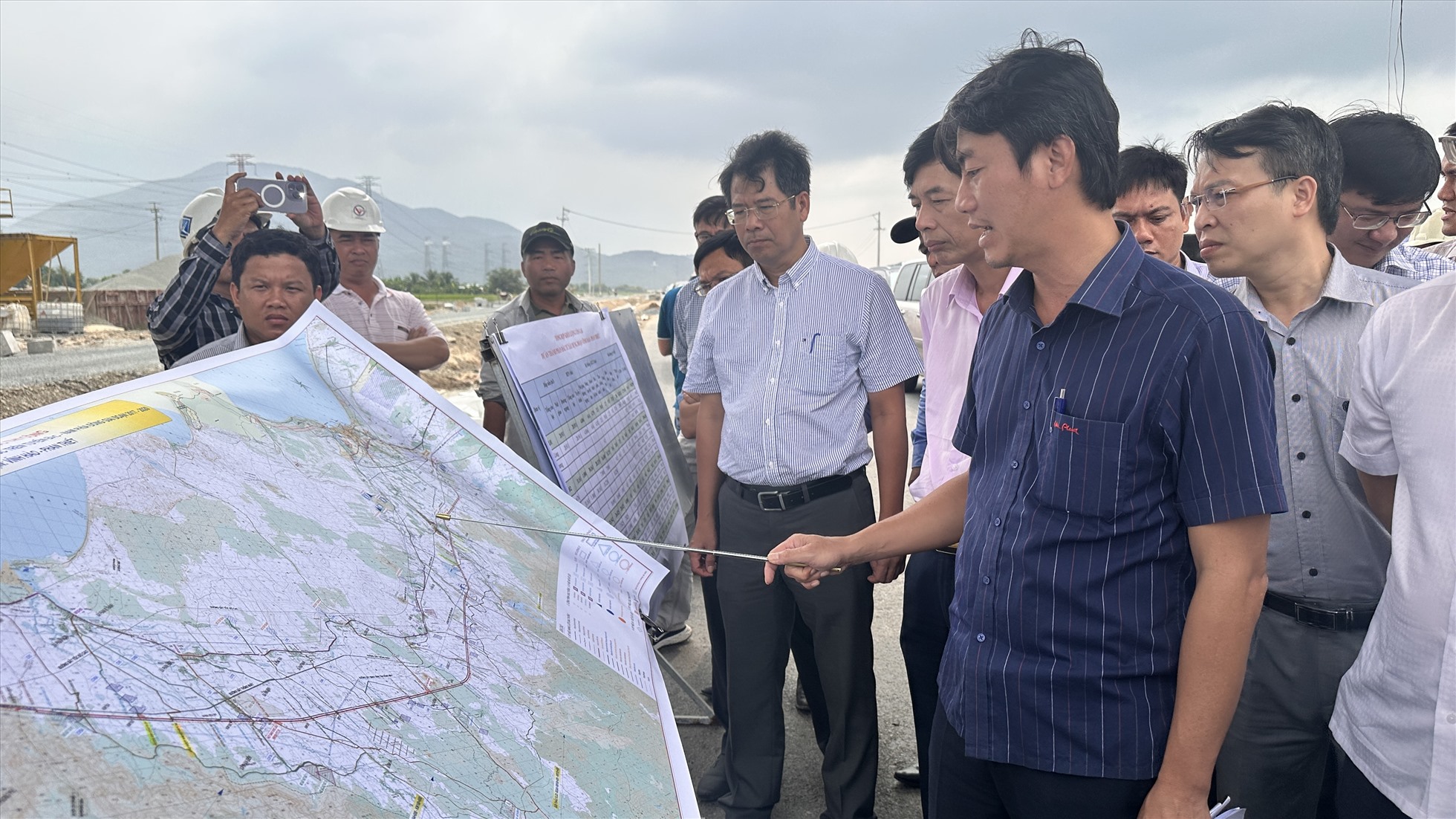 Ông Phạm Quốc Huy, Giám đốc điều hành dự án cao tốc Vĩnh Hảo - Phan Thiết báo cáo tiến độ dự án. Ảnh: Duy Tuấn