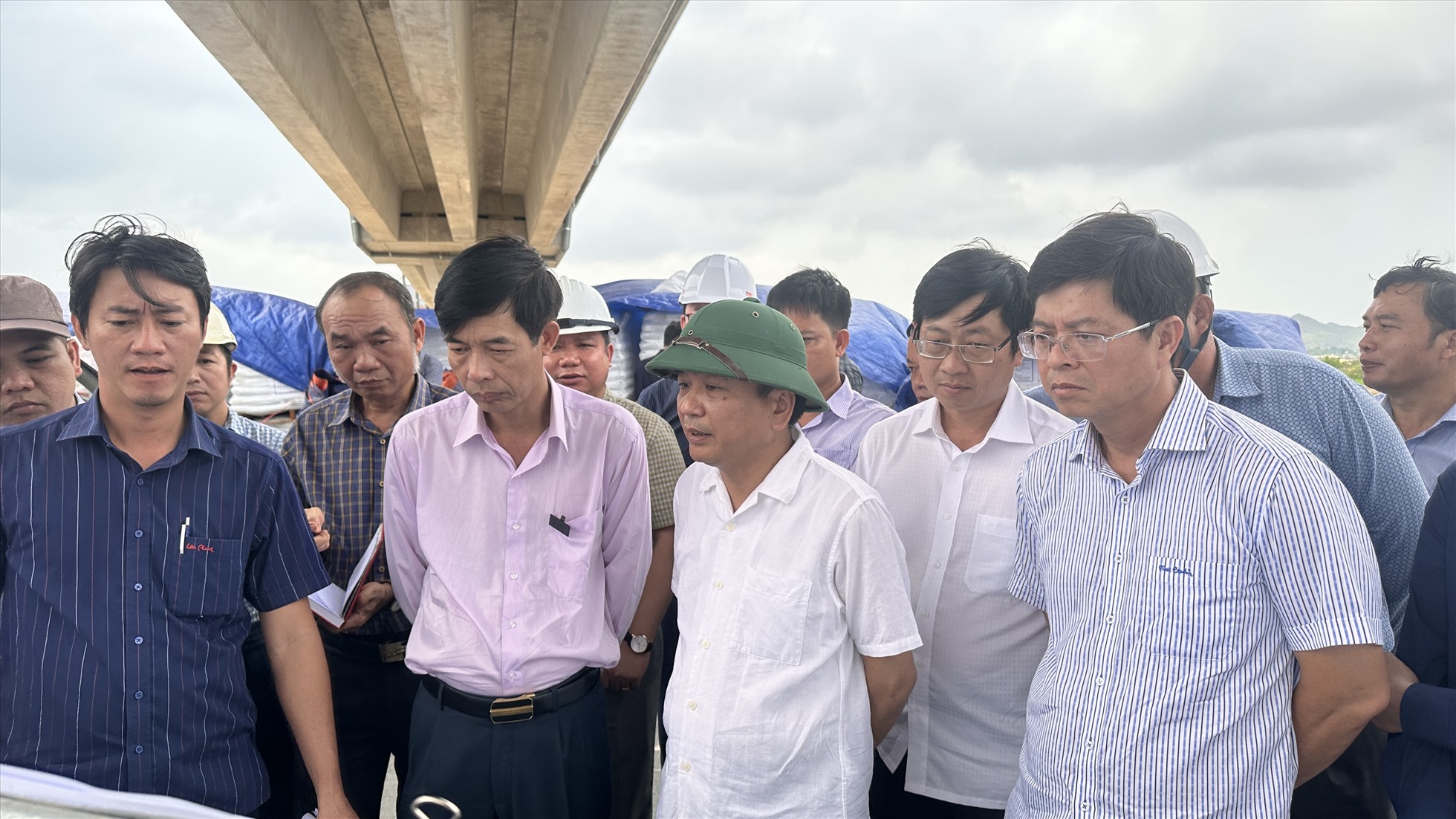 Thứ trưởng Bộ GTVT kiểm tra hiện trường cao tốc Vĩnh Hảo-Phan Thiết vào ngày 14.4. Ảnh: Duy Tuấn