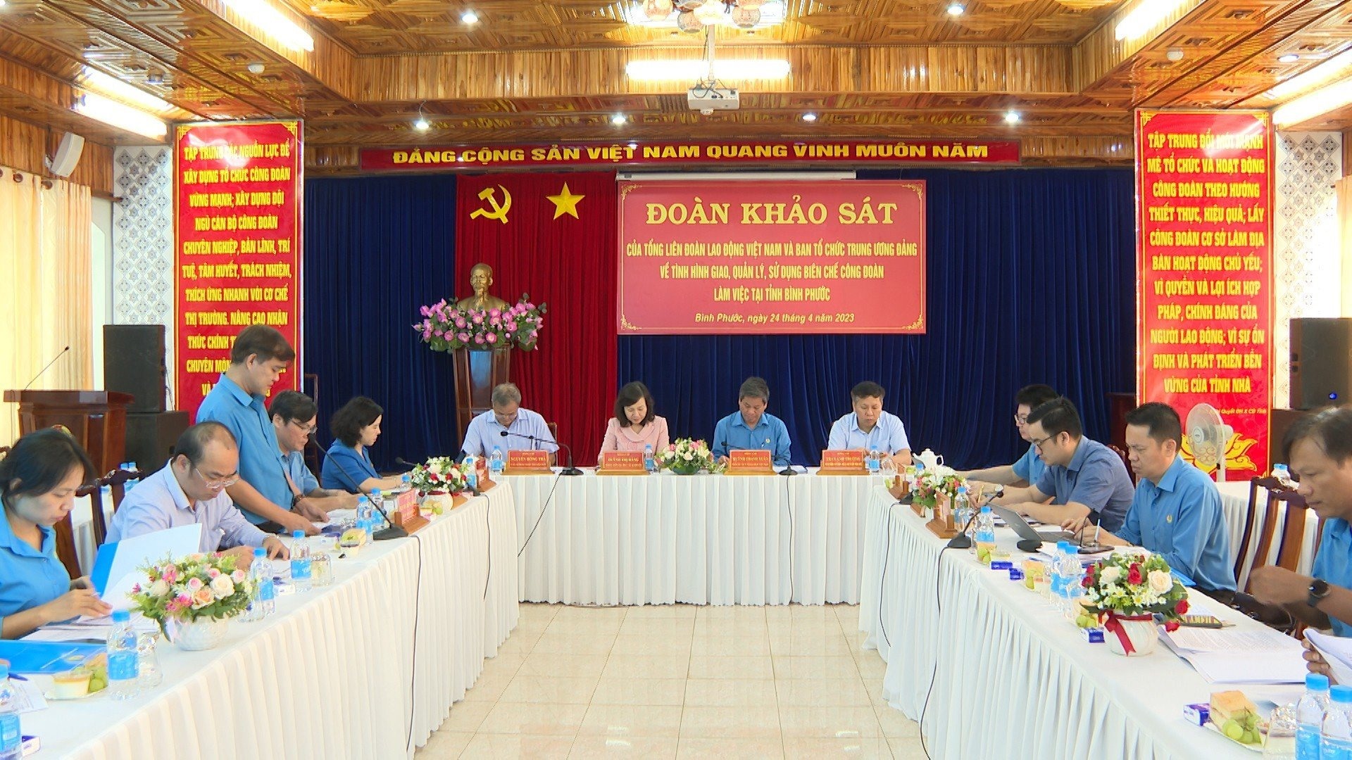 Đoàn khảo sát của Tổng LĐLĐ Việt Nam và Ban Tổ chức Trung ương Đảng đã có buổi làm việc tại tỉnh Bình Phước. Ảnh: Thu Hiền