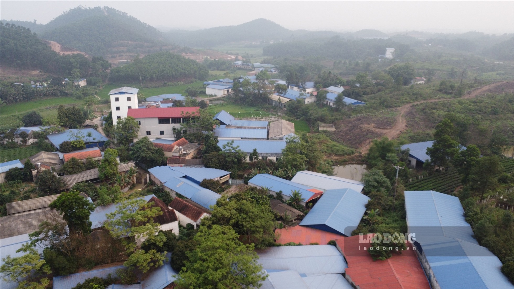 Các hộ dân sống bất an cạnh nhà máy xử lý rác thải Việt Xuân Mới.