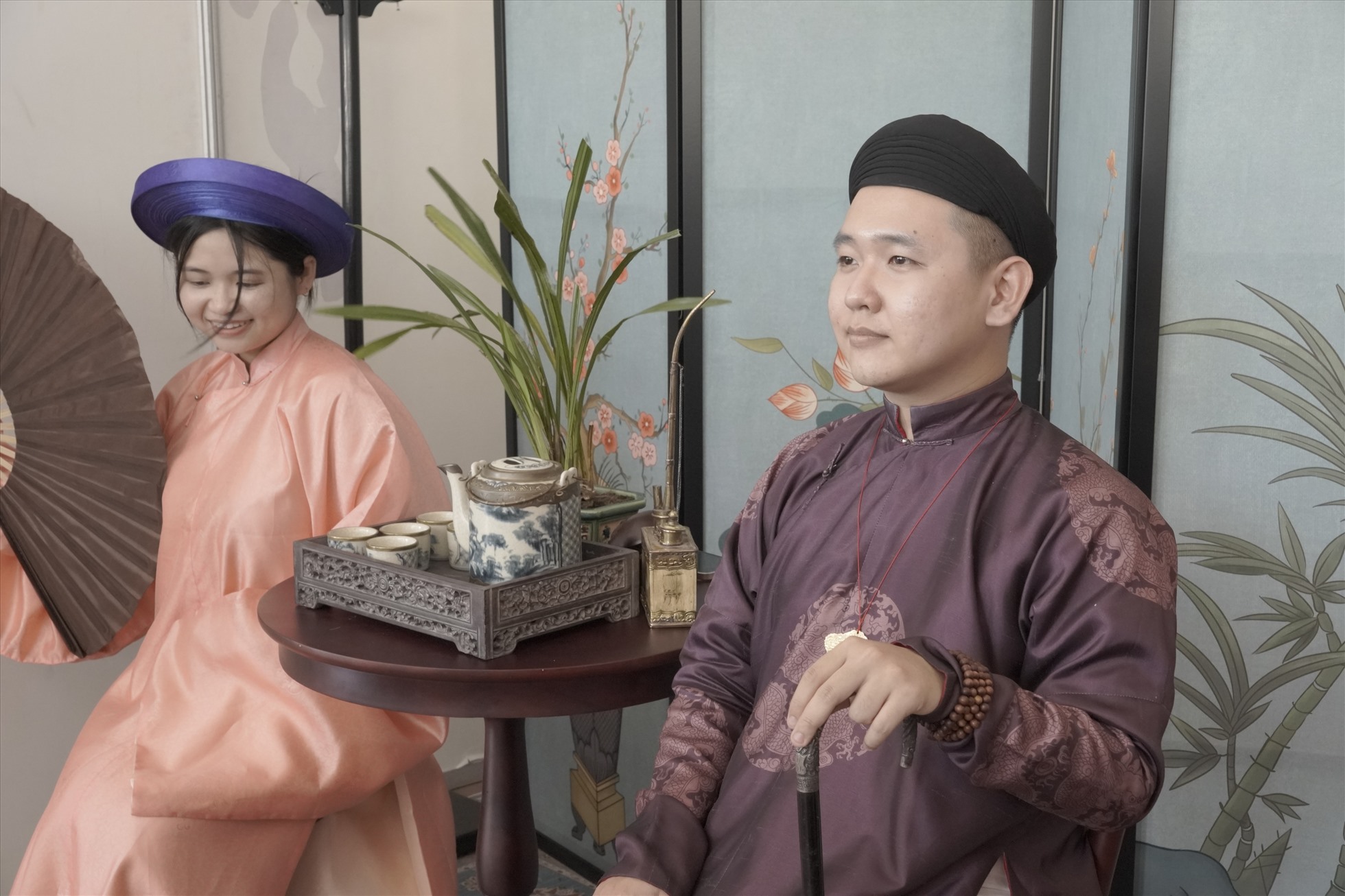 Đa số các bạn trẻ tham gia sự kiện thích thú khoác lên người những trang phục truyền thống.