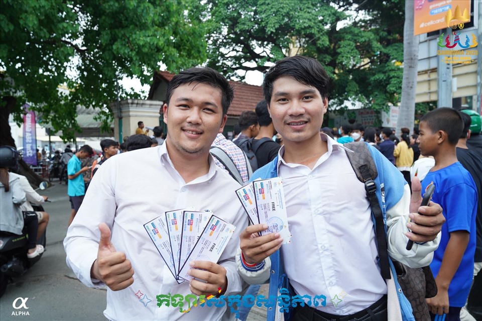 Người hâm mộ Campuchia hào hứng với tấm vé SEA Games 32. Ảnh: Ban tổ chức