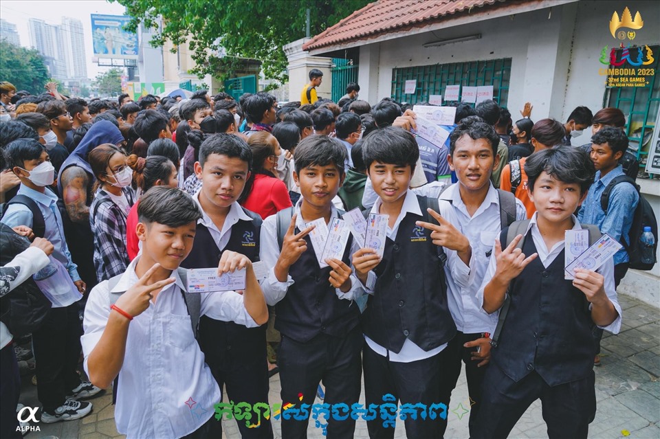 Người hâm mộ Campuchia hào hứng với tấm vé SEA Games 32. Ảnh: Ban tổ chức