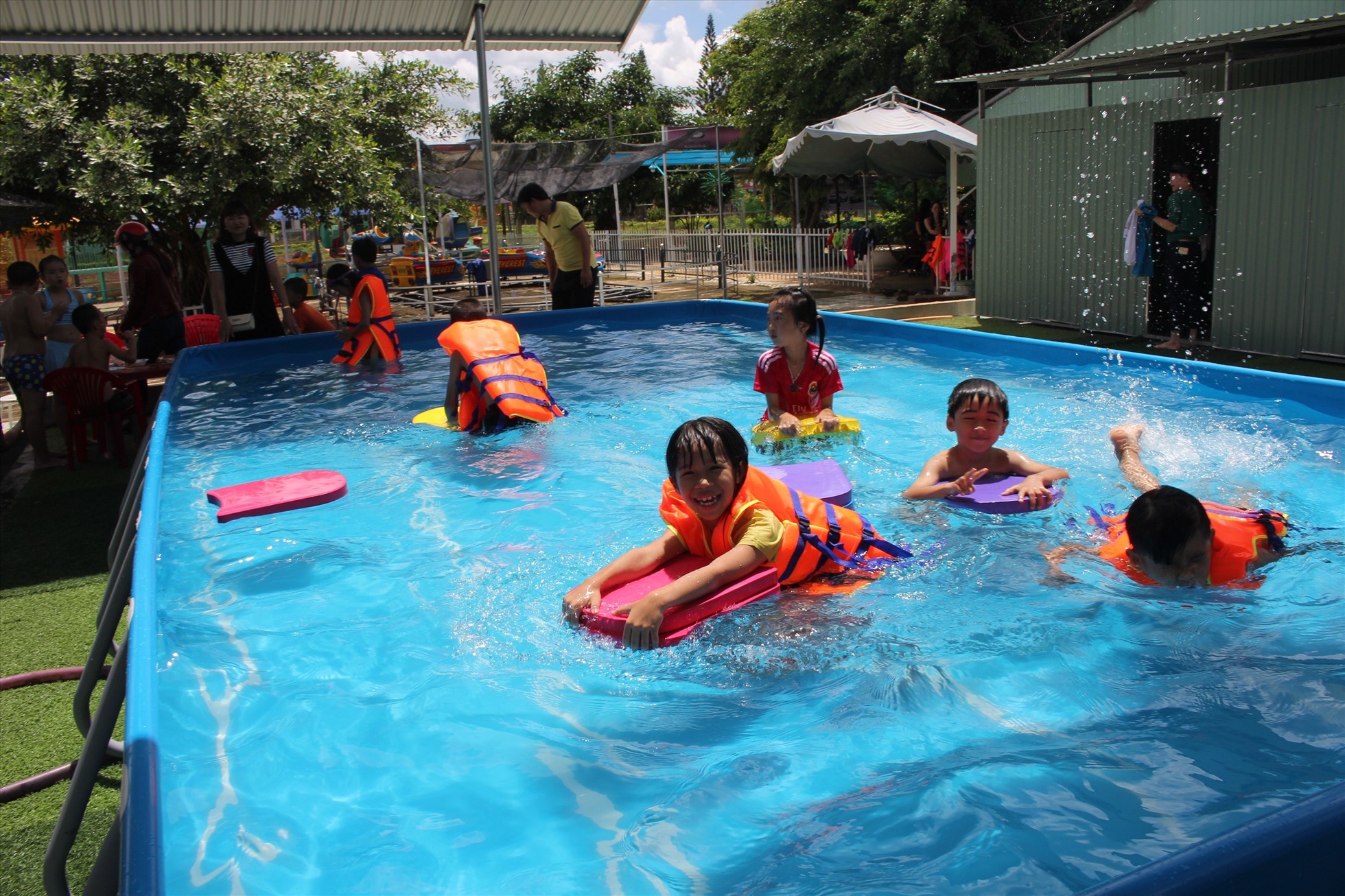 Dạy bơi cho trẻ là cách tốt nhất để kéo giảm số vụ đuối nước. Ảnh Thanh Tuấn