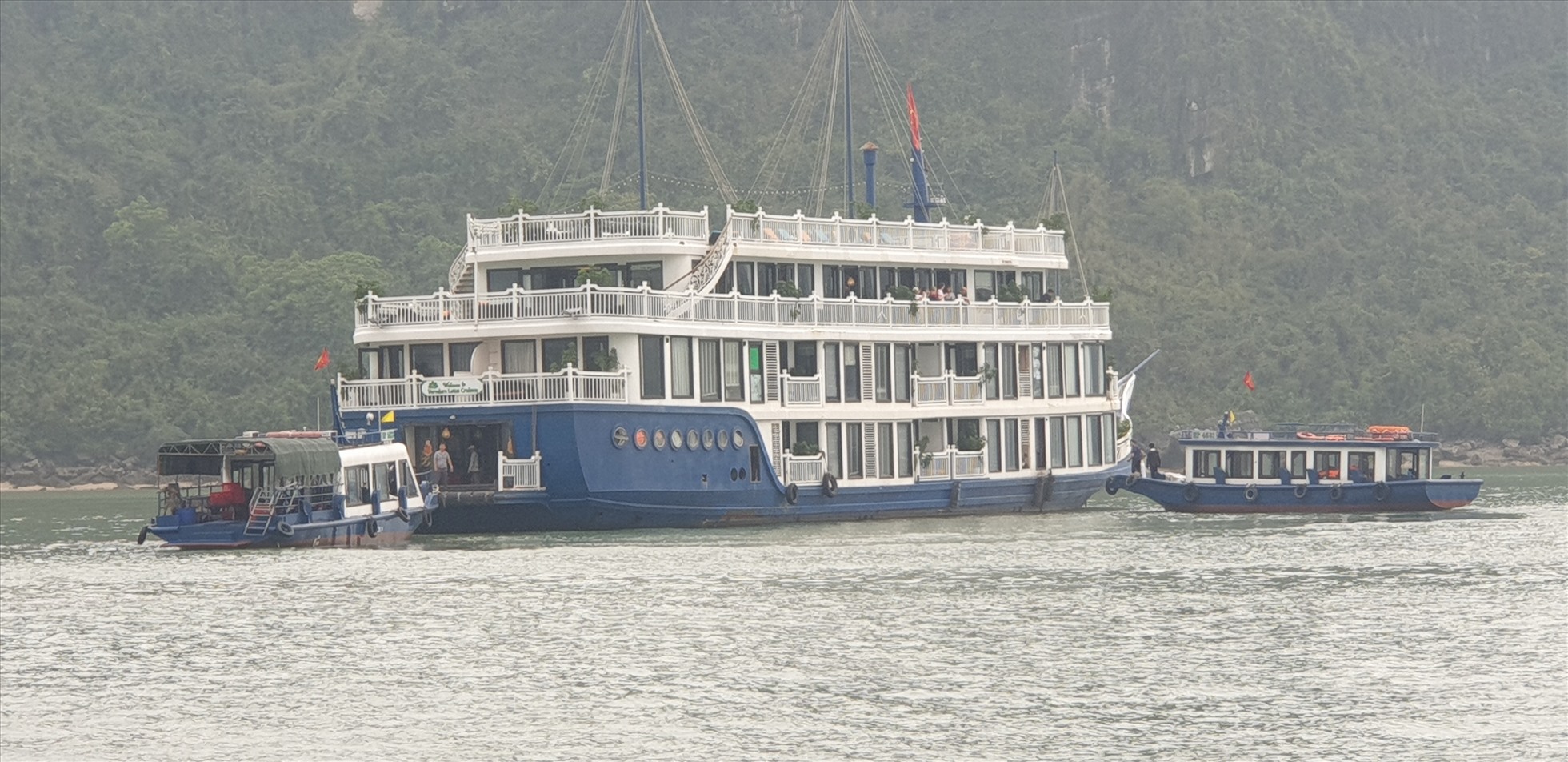 Tàu cao tốc đưa du khách từ Cảng Tuần Châu, Hạ Long chạy thẳng đến tàu du lịch nghỉ đêm đang neo đậu trên vịnh Lan Hạ. Ảnh: Nguyễn Hùng