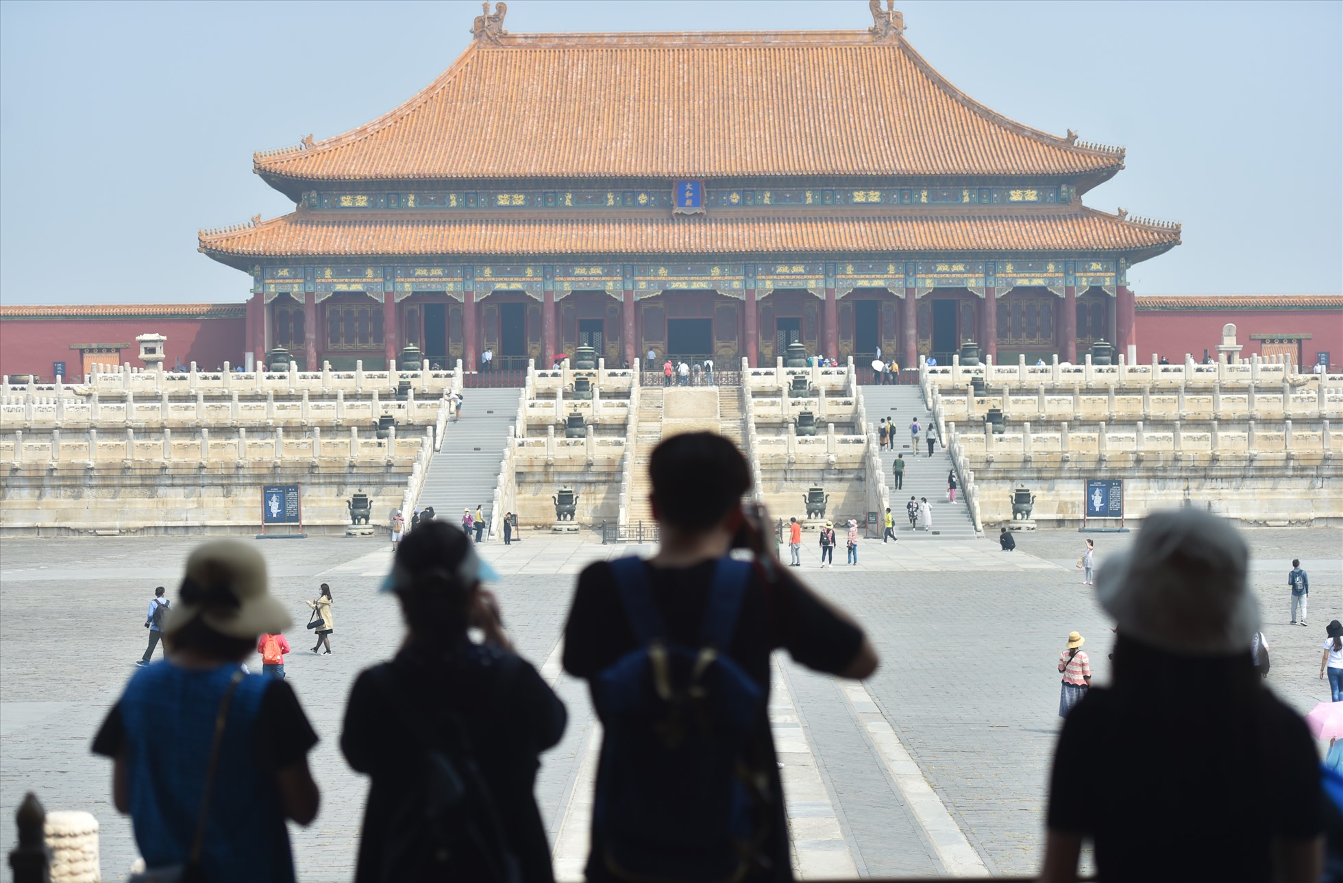 Du khách tham quan Cố Cung ở Bắc Kinh, Trung Quốc. Ảnh: Xinhua