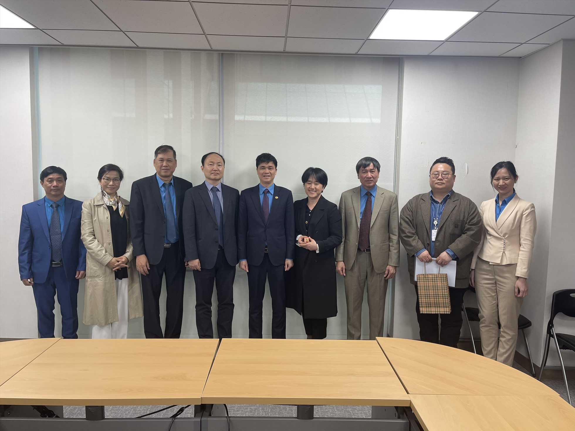 Đoàn Tổng LĐLĐVN chụp ảnh với các chuyên gia Văn phòng Quốc hội Hàn Quốc. Ảnh: Ngọc Nhung