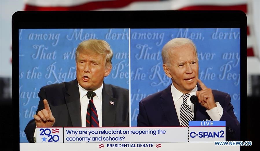 Ông Donald Trump (trái) và ông Joe Biden tranh luận trên truyền hình trong cuộc tranh cử tổng thống năm 2020, ngày 29.9.2020. Ảnh: Xinhua