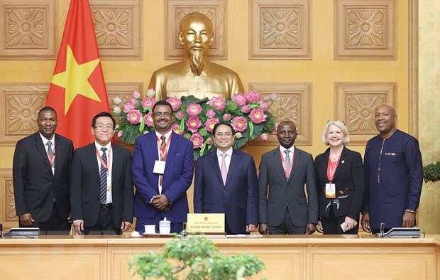 Thủ tướng Phạm Minh Chính với trưởng đoàn các nước dự Hội nghị toàn cầu lần thứ 4 Hệ thống lương thực, thực phẩm bền vững. Ảnh: TTXVN