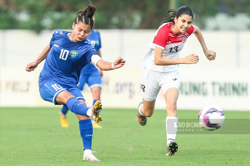 U17 nữ Uzbekistan (xanh) có bàn thắng sớm để vươn lên dẫn 1-0 trước U17 Palestine. Ảnh: Minh Quân