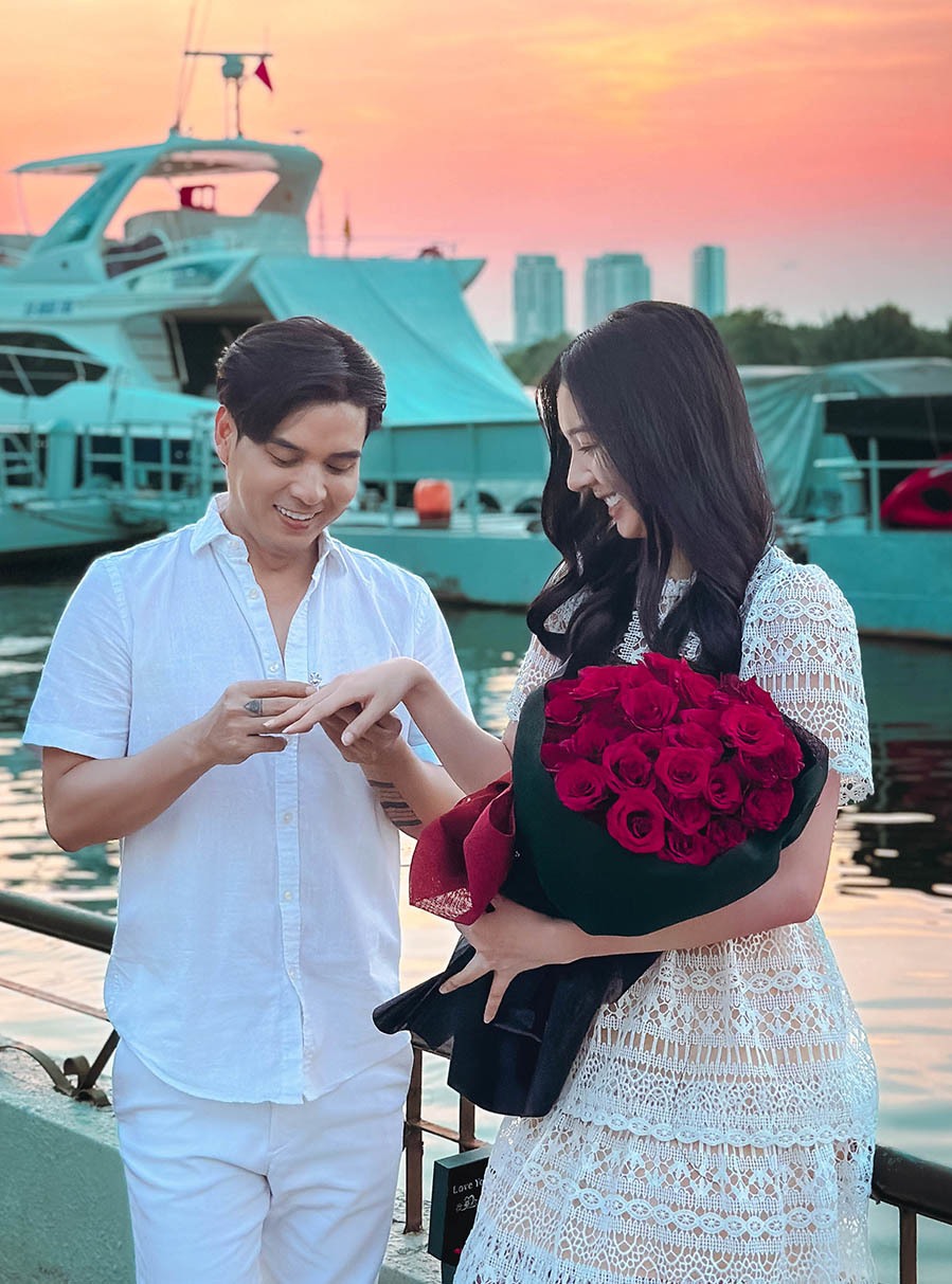 Hồ Quang Hiếu cầu hôn bạn gái bằng nhẫn kim cương và hoa hồng. Ảnh: Nhân vật cung cấp