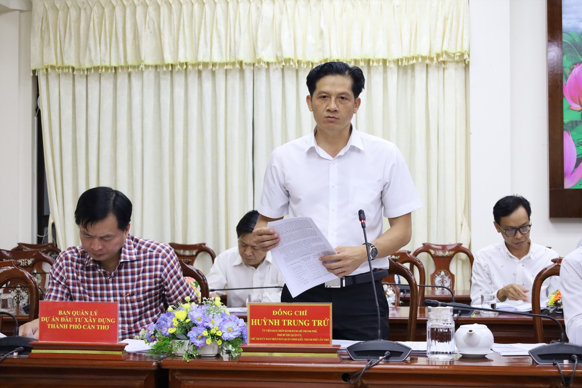 Ông Huỳnh Trung Trứ - Chủ tịch UBND quận Ninh Kiều (TP Cần Thơ) thông tin về tiến độ 5 nút giao thông trọng điểm. Ảnh: Tạ Quang