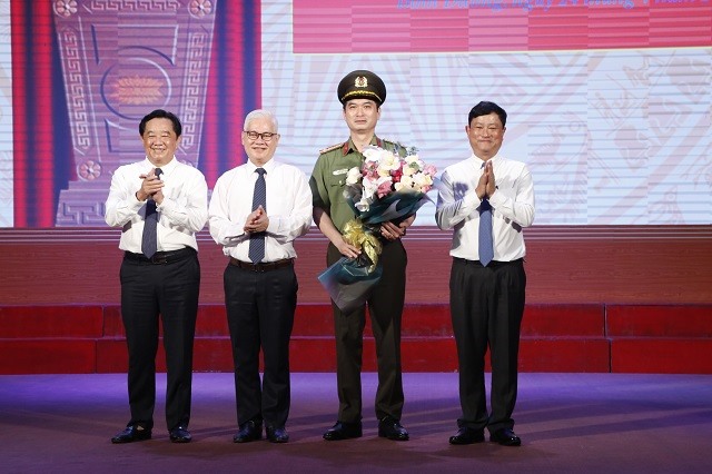 Thường trực tỉnh ủy Bình Dương tặng hoa chúc mừng Đại tá Trịnh Ngọc Quyên nhận nhiệm vụ Giám đốc Học viện An ninh nhân dân.