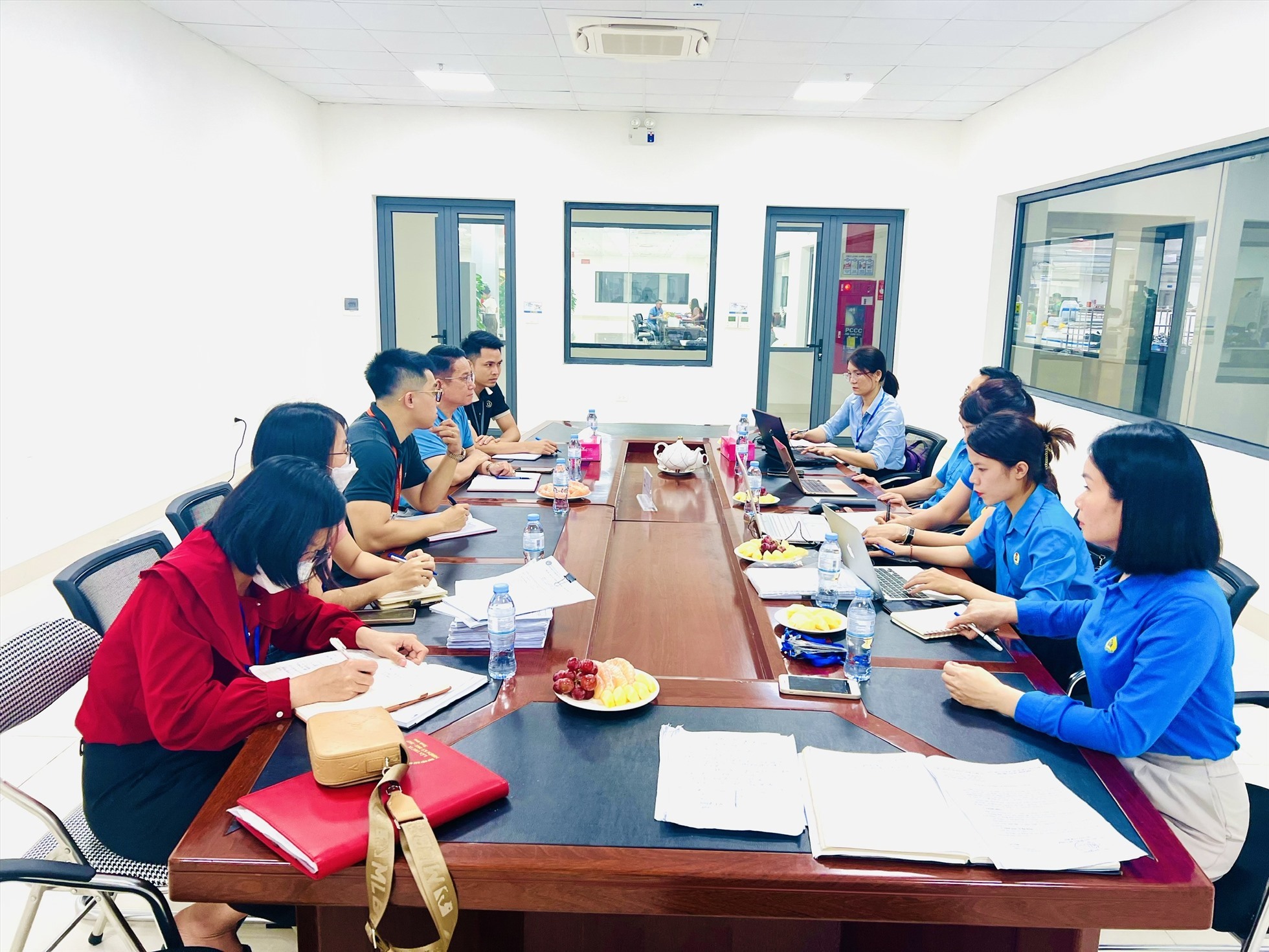 Cán bộ LĐLĐ tỉnh Nghệ An và LĐLĐ huyện Yên Thành phối hợp rà soát, lập hồ sơ hỗ trợ công nhân lao động bị giảm giờ làm và mất việc làm. Ảnh: Hải Đăng