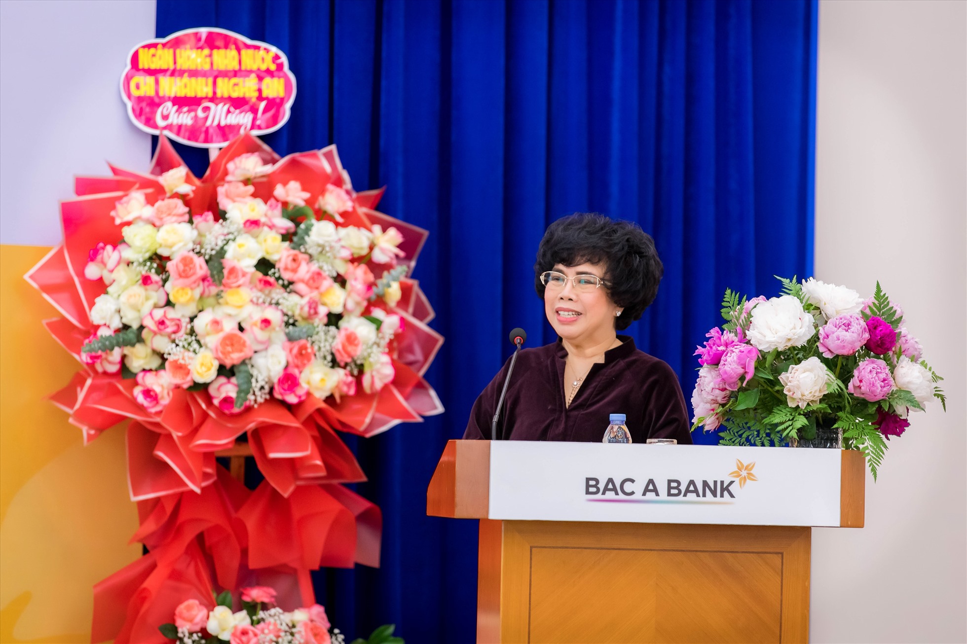 Anh hùng Lao động Thời kỳ đổi mới, Phó Chủ tịch HĐQT, Tổng Giám đốc Thái Hương phát biểu và trả lời cổ đông. Ảnh: BAC A BANK