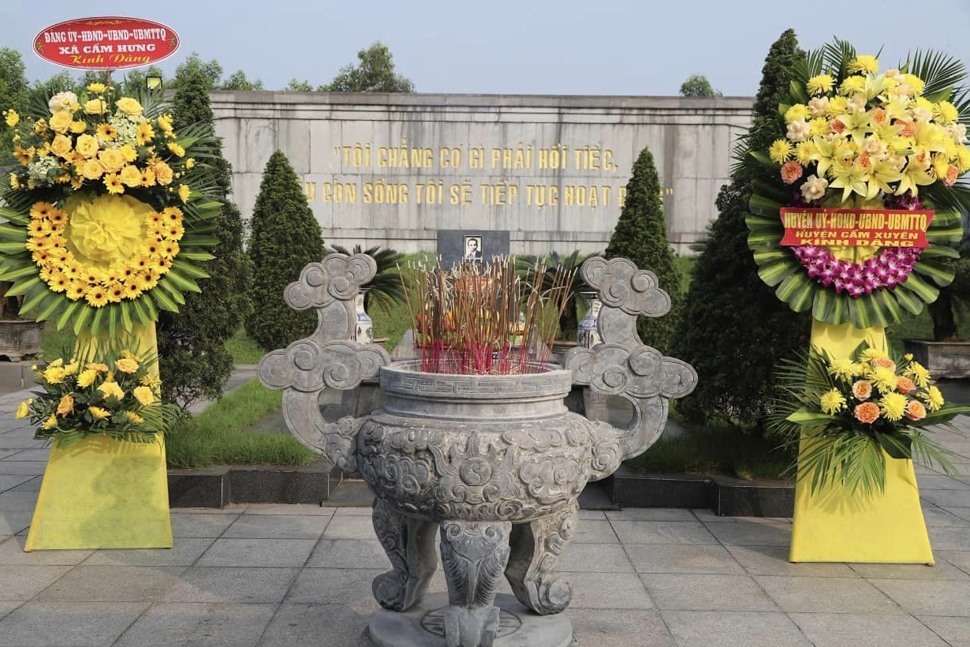 Dâng hoa lên khu mộ cố Tổng Bí thư Hà Huy Tập. Ảnh: Ngọc Long.