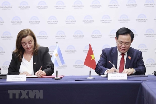 Chủ tịch Quốc hội Vương Đình Huệ và Chủ tịch Hạ viện Cộng hòa Argentina Cecilia Moreau ký thỏa thuận giữa Quốc hội Việt Nam và Hạ viện Argentina. Ảnh: TTXVN