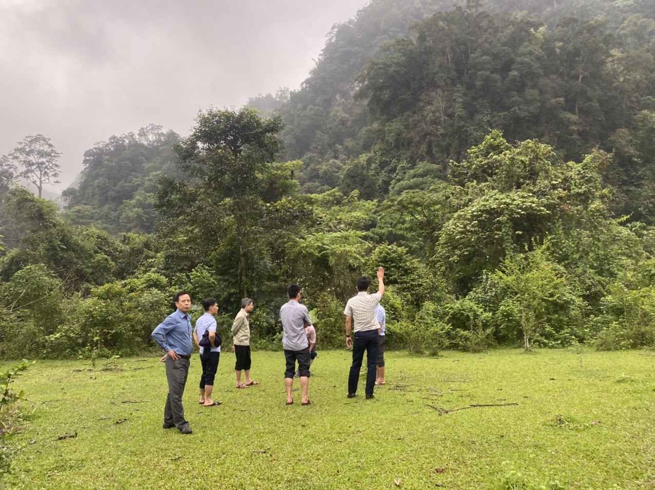 Việcxem xét đường vào các hang vừa mới phát hiện được huyện Tuyên Hóa thực hiện kết hợp khi thực hiện các nhiệm vụ khác tại địa phương. Ảnh: Cộng tác viên