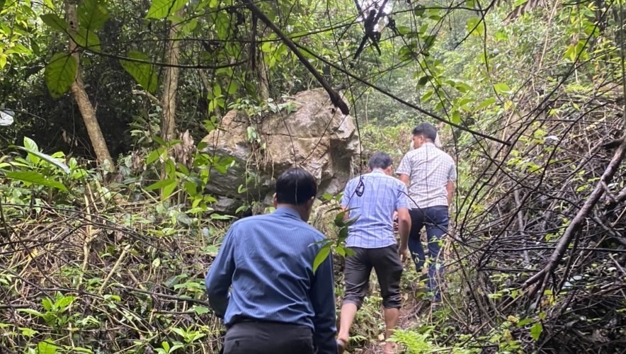 Huyện Tuyên Hóa tổ chức khảo sát đường vào một số hang động trên địa bàn. Ảnh: Cộng tác viên