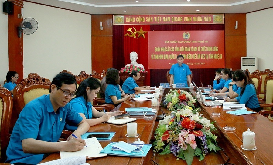 Chủ tịch LĐLĐ tỉnh Nghệ An Kha Văn Tám chủ trì duyệt hồ sơ Đại hội Công đoàn ngành NNPTNT nhiệm kỳ 2023-2028. Ảnh: Trần Vân
