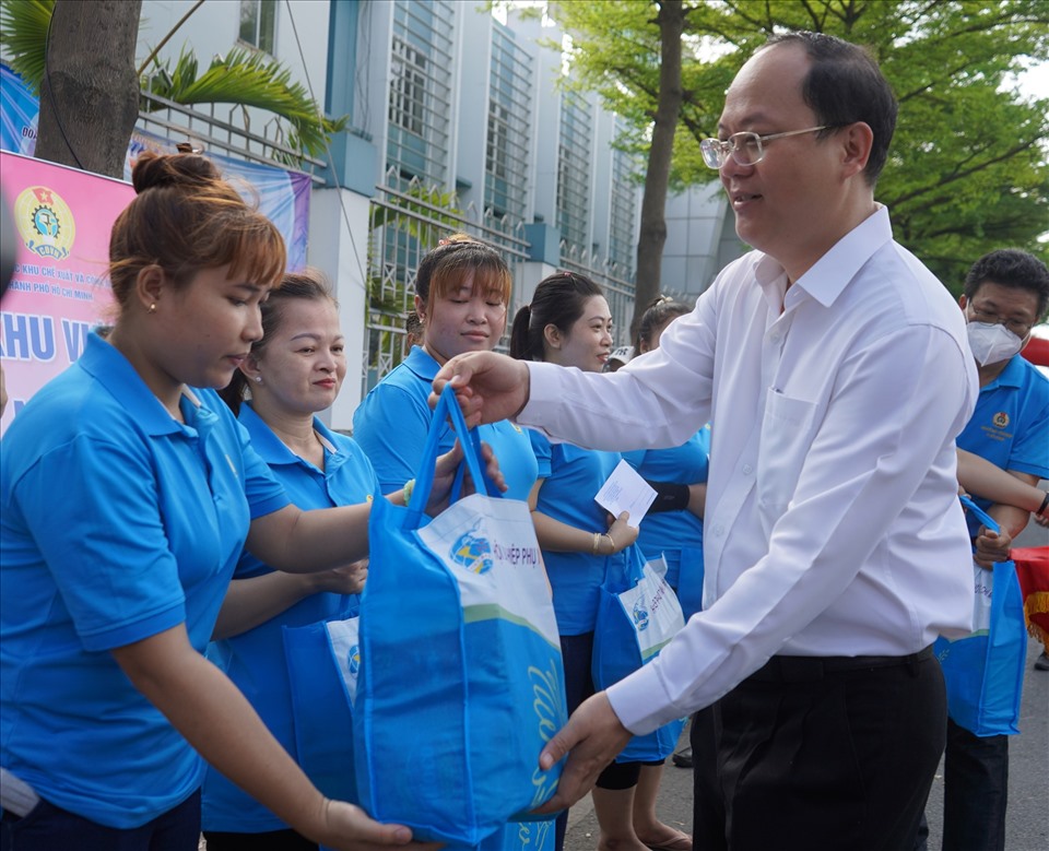 Ông Nguyễn Hồ Hải - Phó Bí thư Thành ủy TP Hồ Chí Minh, tặng quà cho nữ công nhân tại ngày hội. Ảnh: Phương Ngân