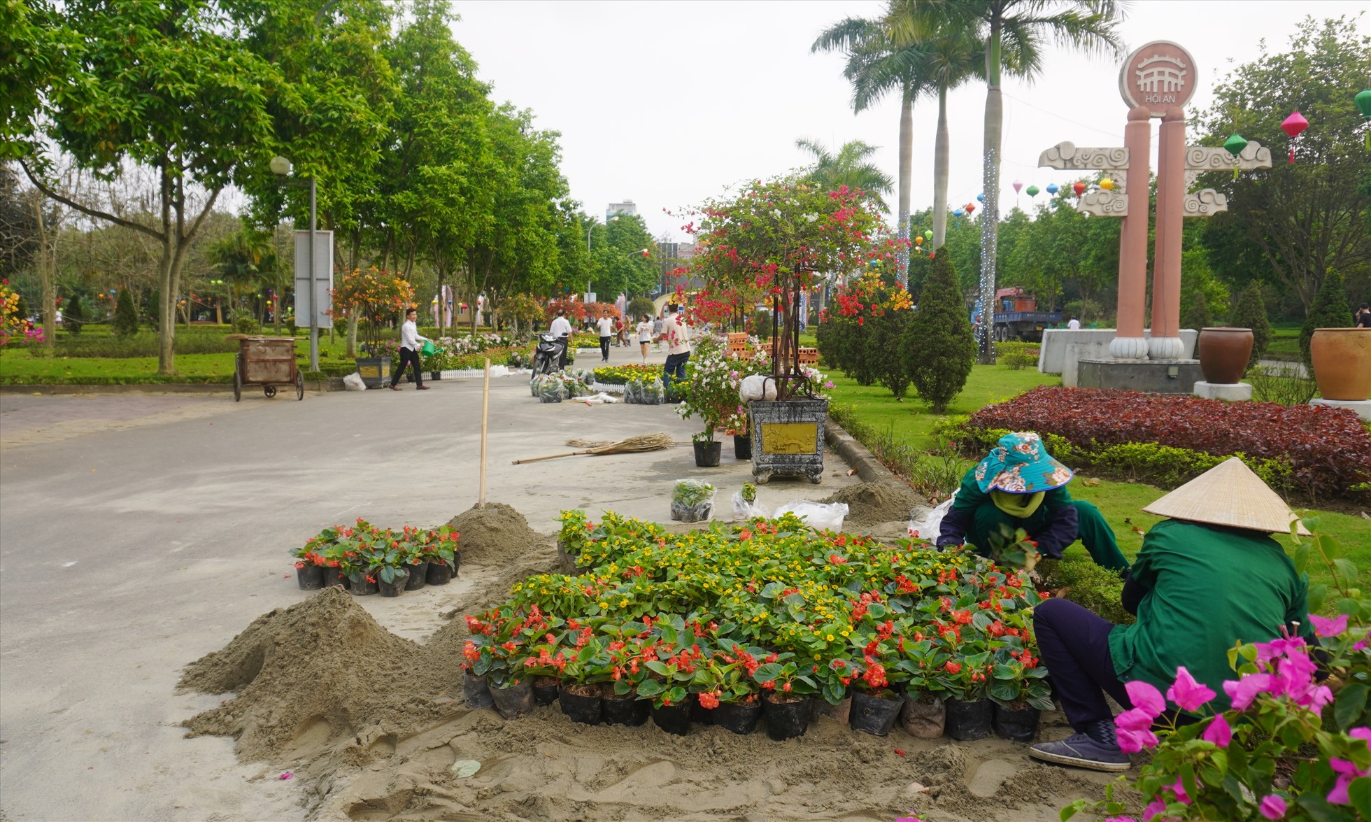 Vậy nên, những ngày này, các công nhân đang khẩn trương thi công nhiều hạng mục để phục vụ sự kiện tuần văn hóa. Ảnh: Quách Du