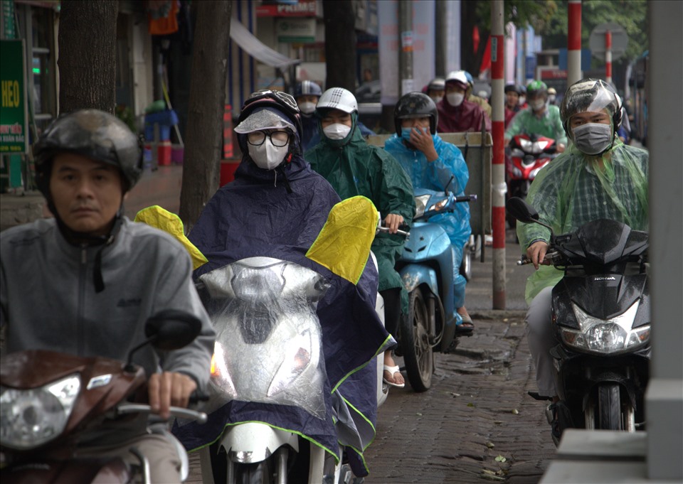Nhiều người dân chật vật đi lên vỉa hè trên đường Khuất Duy Tiến (quận Thanh Xuân) để tìm đường thoát ùn tắc.