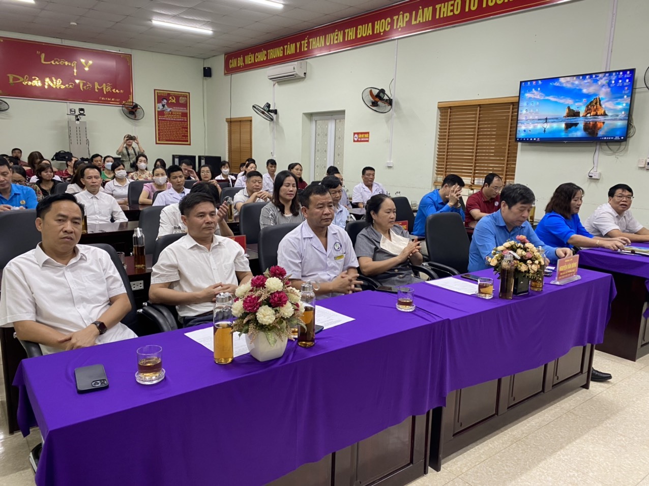 Lễ khánh thành, gắn biển, bàn giao và đưa vào sử dụng nhà lưu trú cho đoàn viên, CNVCLĐ Trung tâm Y tế huyện Than Uyên. Ảnh: Thu Hằng.